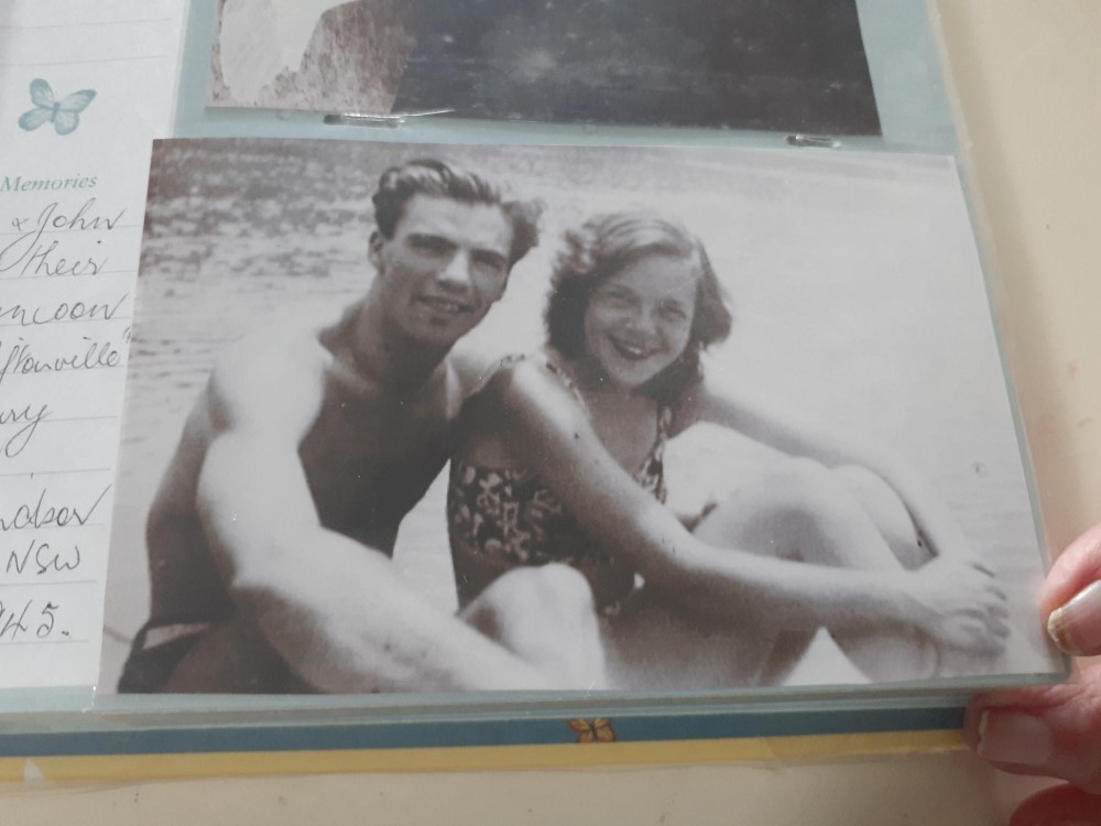 Black and white picture of a young couple on a beach